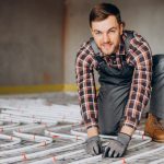 service-man-instelling-house-heating-system-floor-2852849